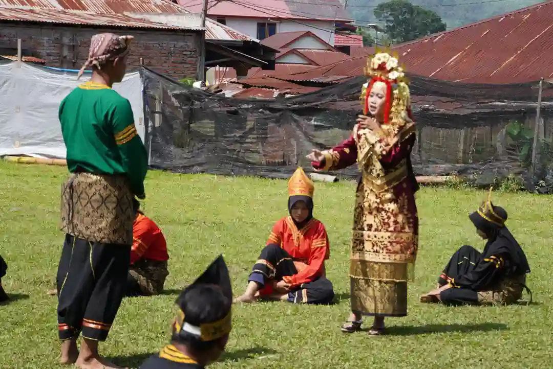 Atraksi  Randai di Tampilkan Pemuda Kubu Gadang, saat menyambut kedatangan rombongan Kemenpar, Selasa (30/9/2025.)